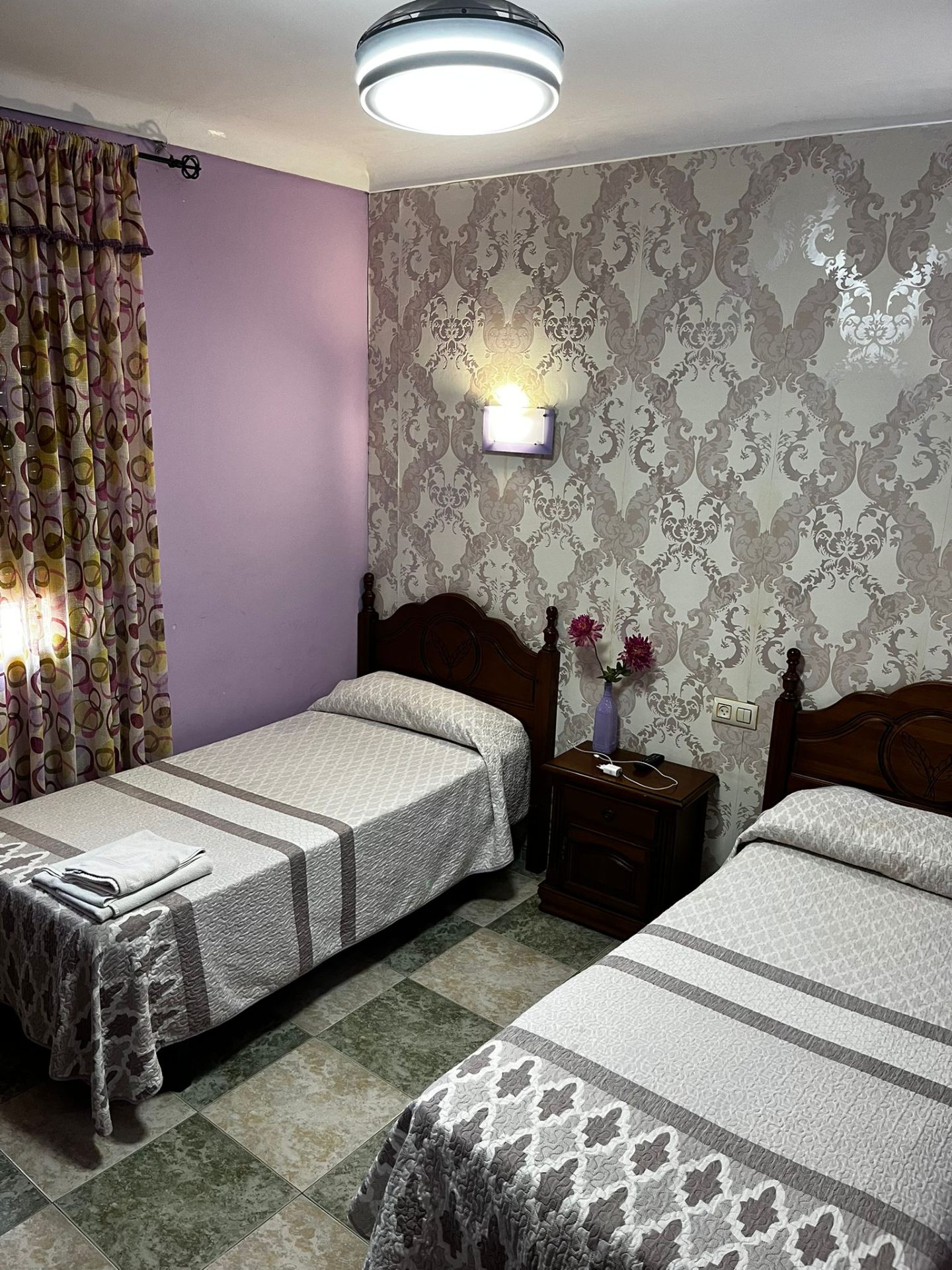 Habitación de la Pensión Sysy con dos camas individuales