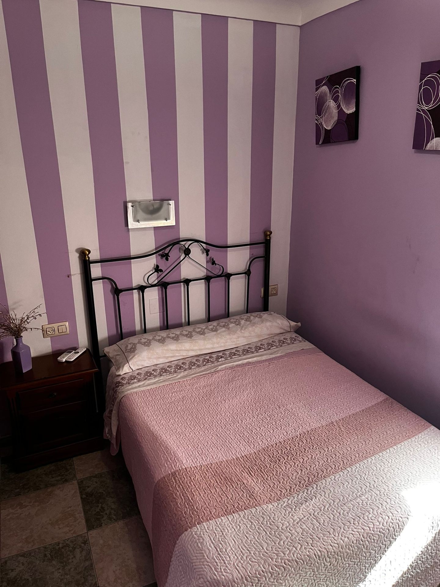 Habitación con cama de matrimonio — Foto 1 de 5