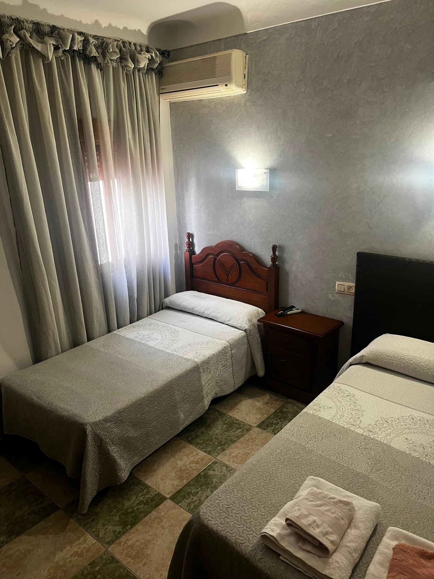 Habitación con cama de matrimonio y cama individual — Foto 1 de 6