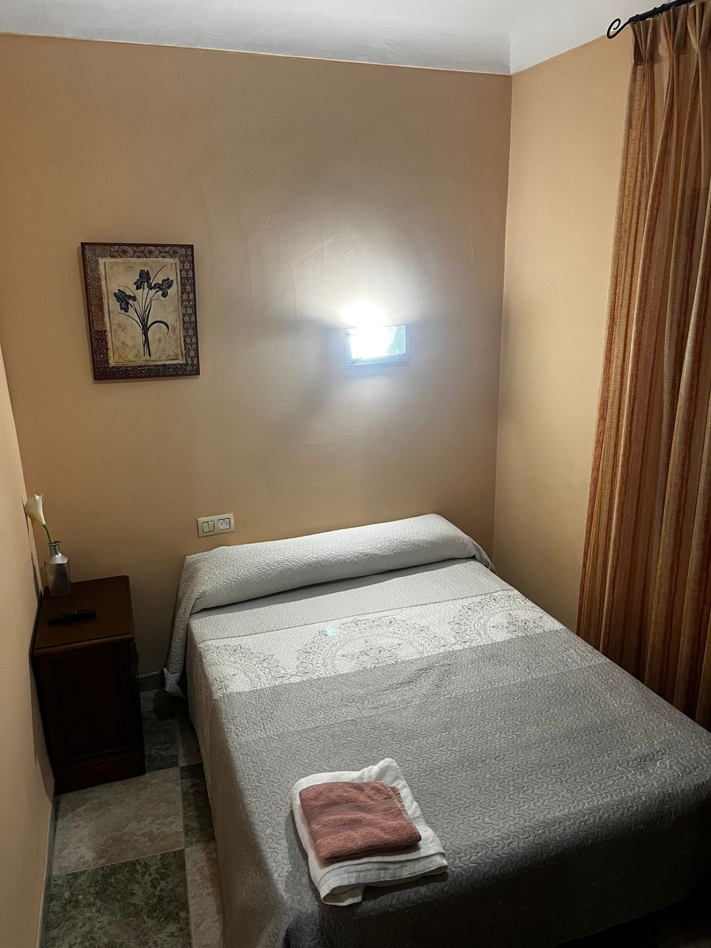 Habitación con cama de matrimonio — Foto 1 de 5