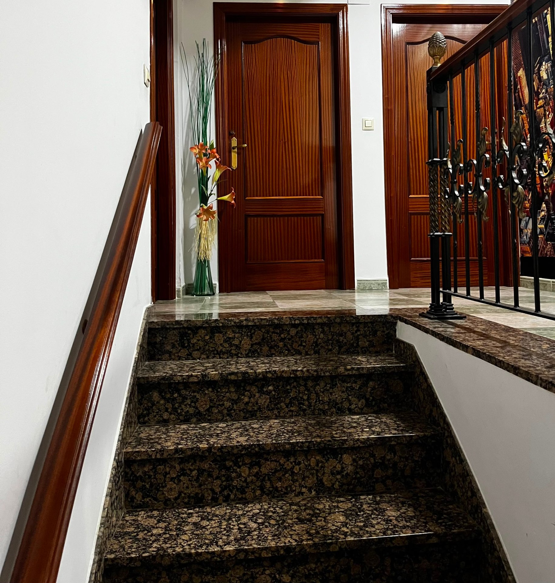 Escalera de granito que sube hacia las habitaciones