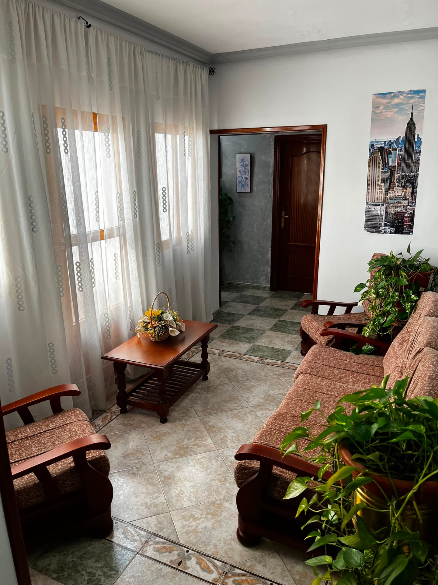 Salón común con sofás y luz natural