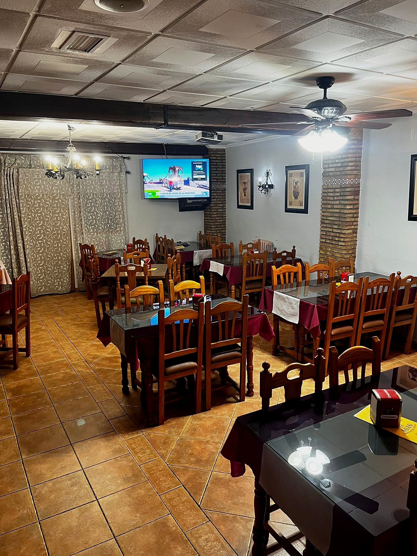 Sala del restaurante Sysy con mesas preparadas