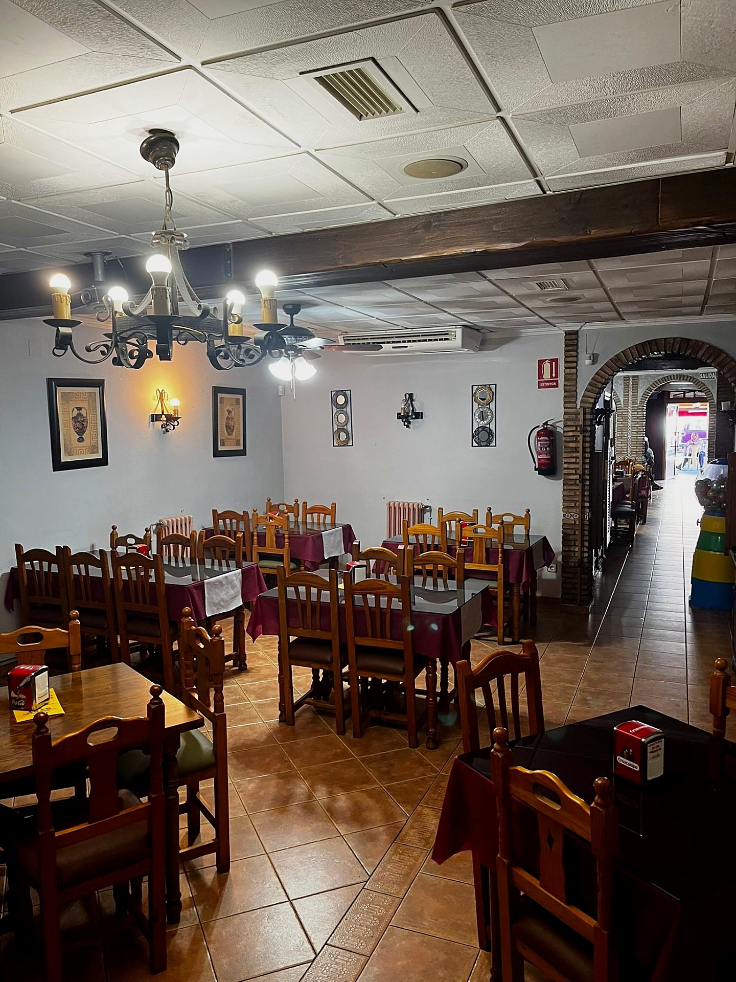 Sala principal del Restaurante Sysy preparada para una comida